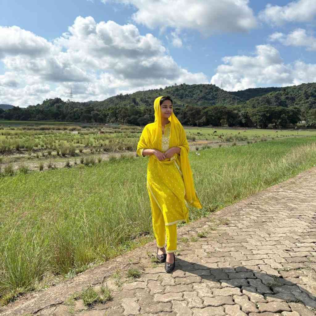 Shamima Aktar black hair black eyes