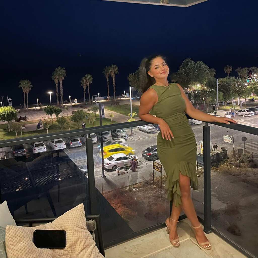 Mezdha Afzali body measurements